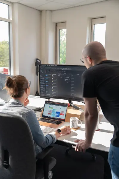 Sanne en Timo in overleg op kantoor bij Hoogdesign bv