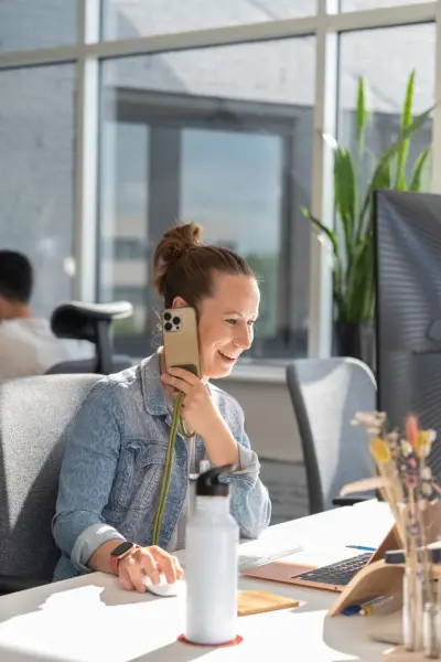 Sanne aan het telefoneren op kantoor bij Hoogdesign bv
