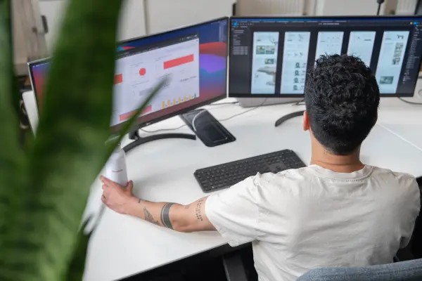 Fabian aan het designen op kantoor bij Hoogdesign bv