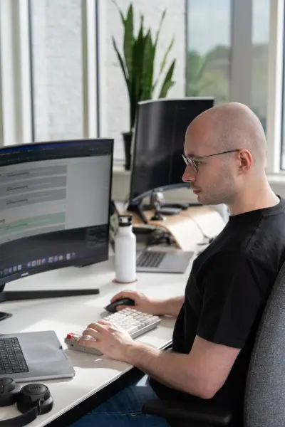 Timo programmeert een webapplicatie bij Hoogdesign bv