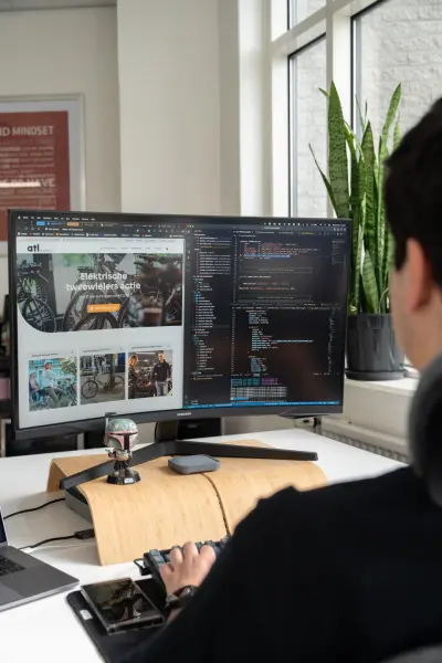 Dylan programmeert een webshop bij Hoogdesign bv