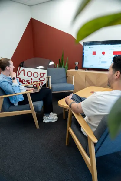 Sanne en Fabian in overleg bij Hoogdesign bv